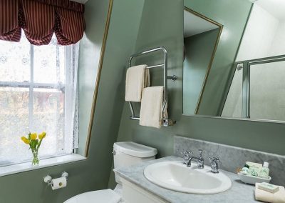 Prince Arthur Bathroom - Queen Victoria Bed and Breakfast